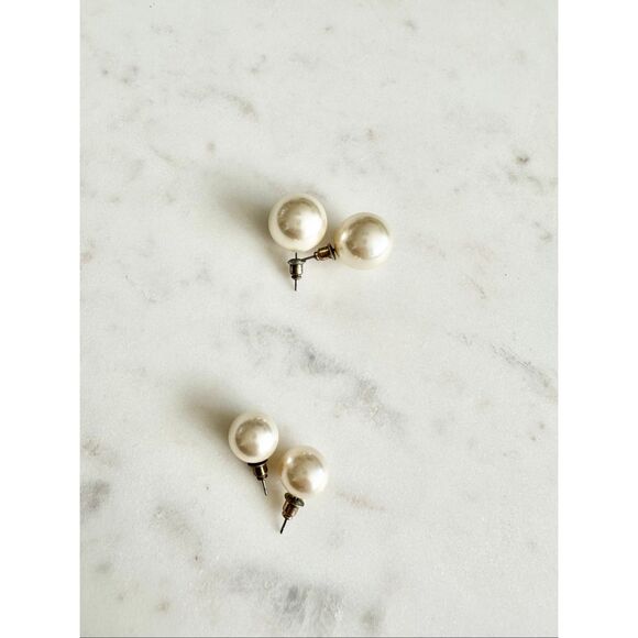 Set of two faux pearl stud earrings - Picture 1 of 3